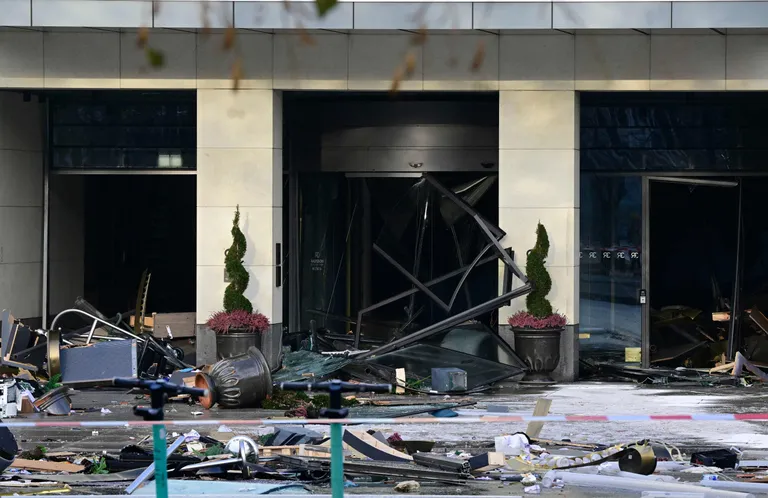 Обломки перед отелем Radisson Blu, где лопнул огромный аквариум, расположенный в вестибюле отеля.