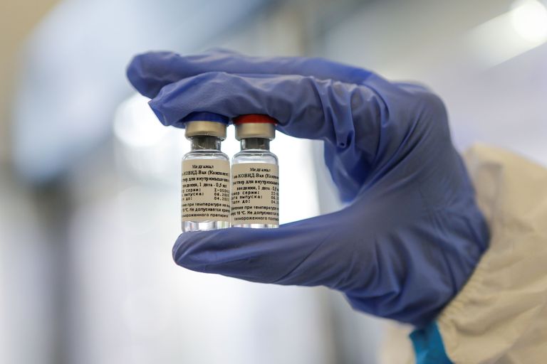 По данным Российского института эпидемиологии и микробиологии имени Гамалея, они разработали коронарную вакцину, которая уже прошла клинические испытания.