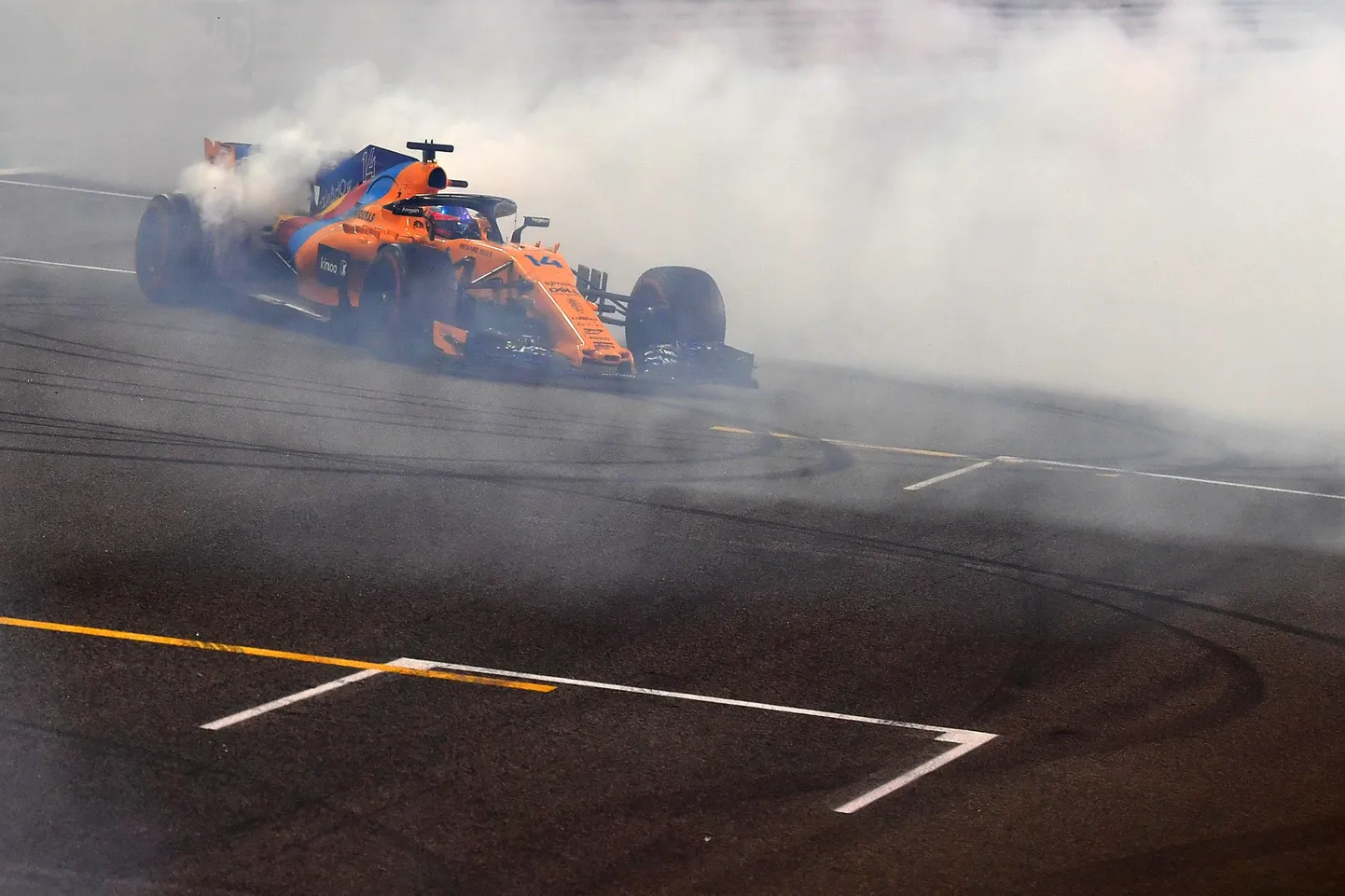 Fernando Alonso hüvastijätuks rehve põletamas.