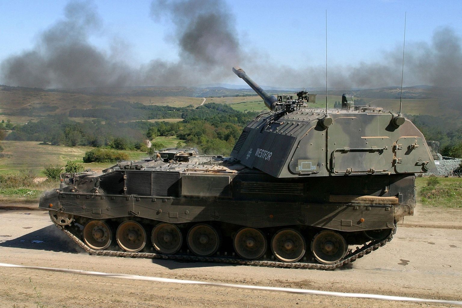 Pärast jalaväe lahingumasinate CV90 ja toetussoomukite ostu vajab kaitsevägi riigikaitse arengukava kohaselt suure ulatusega tuletoetuse tagamiseks 155 mm liikursuurtükke, näiteks PzH 2000 (pildil).