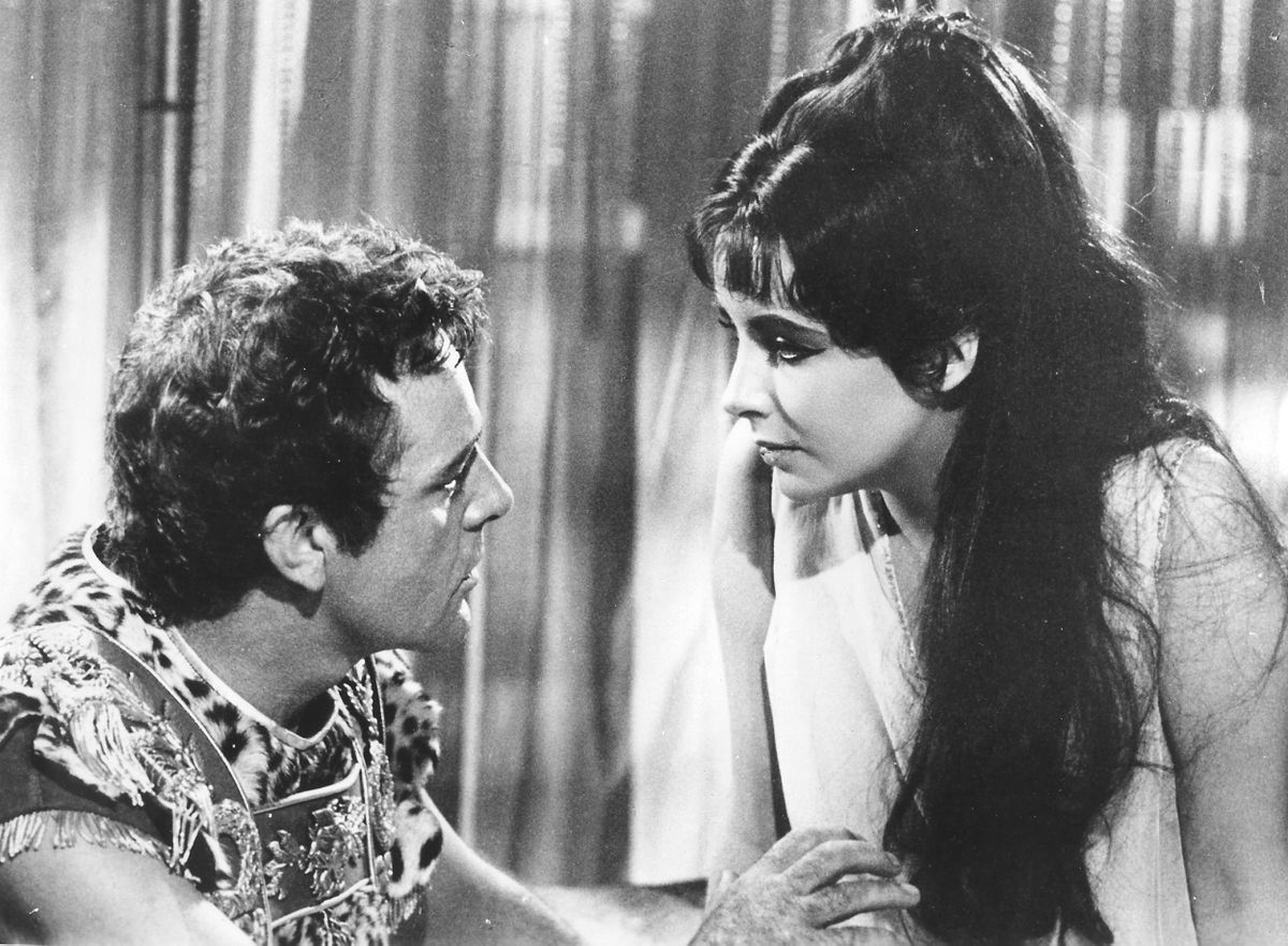 Ričards Bērtons un Elizabete Teilore filmā "Kleopatra".