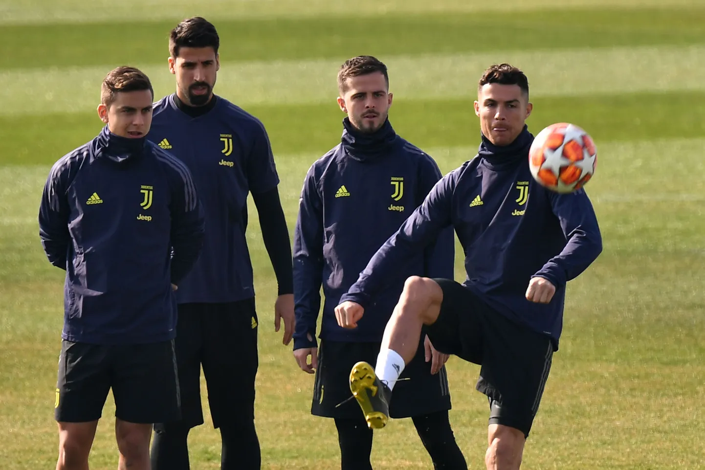 Vasakult Paulo Dybala, Sami Khedira, Miralem Pjanic ja Cristiano Ronaldo eilsel treeningul.