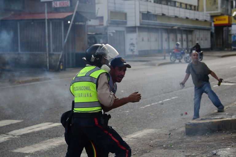 Opositsiooniaktivistid avaldavad meelt president Maduro vastu. Foto: Ronaldo Schemidt/AFP/Scanpix
