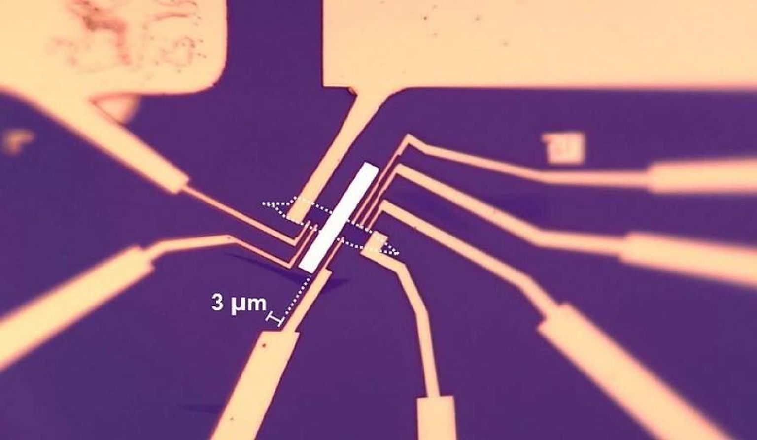 20 nm paksune magnet grafeenitüki kohal (grafeen on märgitud valge punktiiriga) ning grafeenitüki külge tekitatud kontaktid.