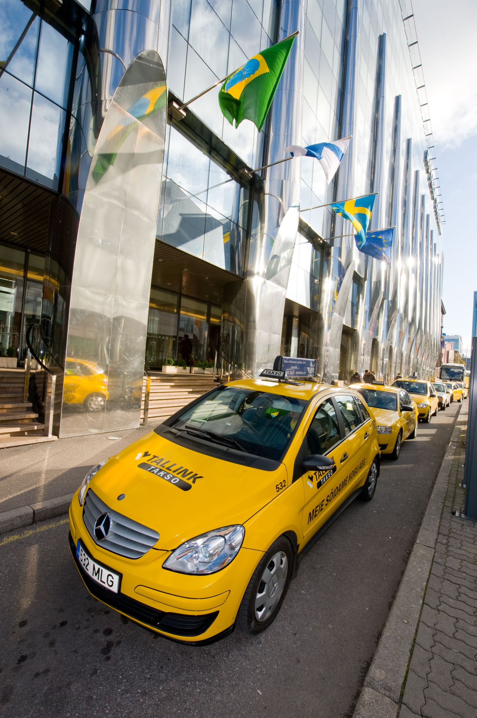 Taksod Tallinki hotelli ees.