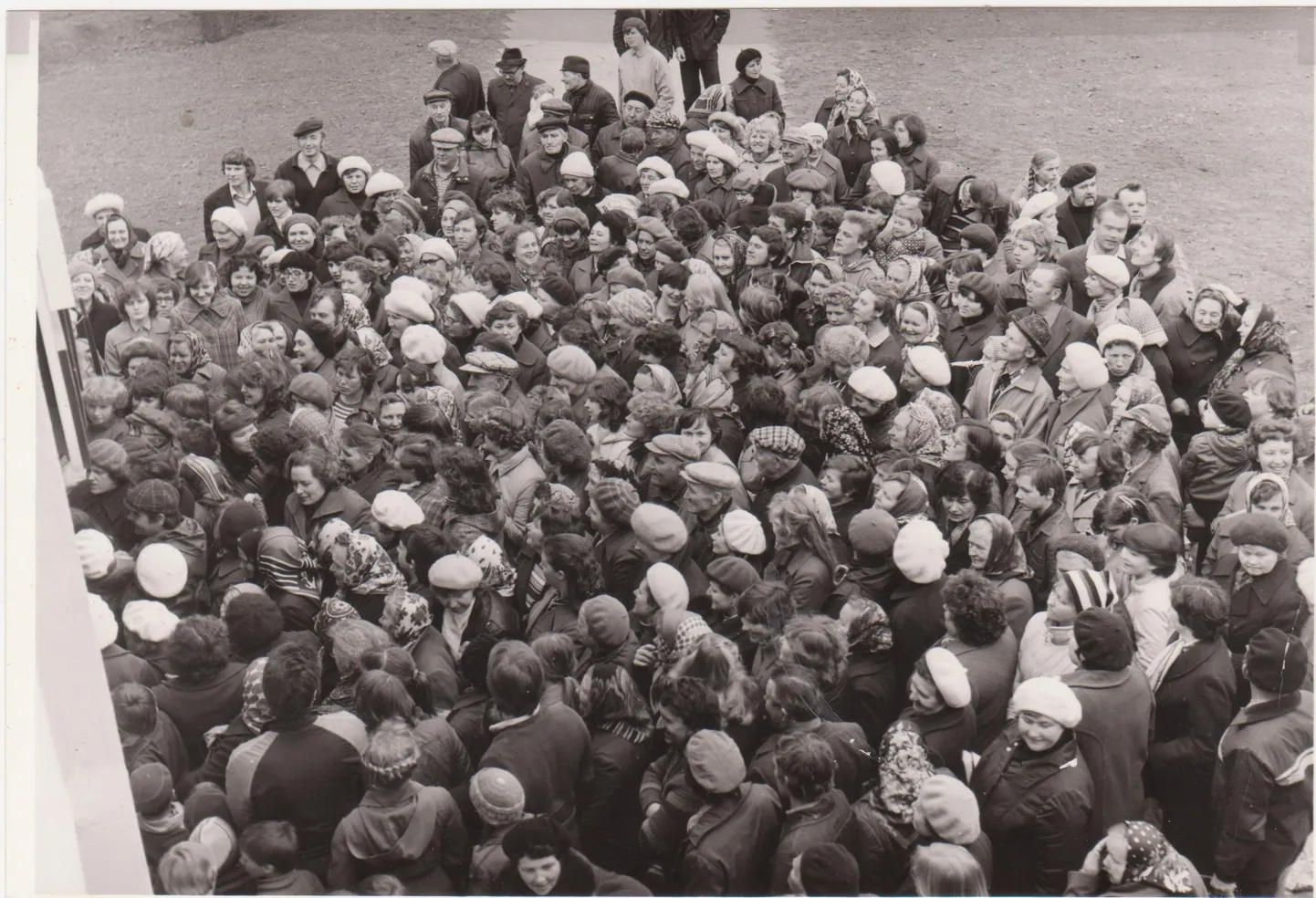 ORISSAARE KAUBANDUSKESKU AVAMISE OOTEL: Autosid oli parkimisplatsil vähe, rahvast aga enne avamist ukse ees murdu. 29. aprillil 1983.