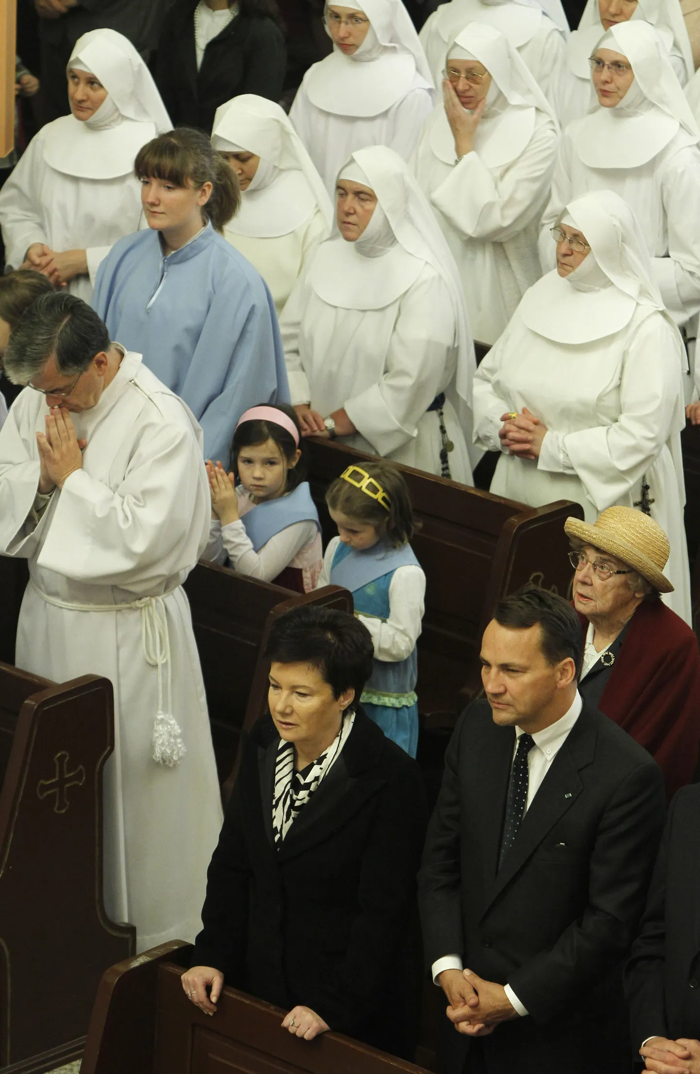 Varssavi linnapea Hanna Gronkiewicz-Waltz (all vasakul) ja Poola välisminister Radek Sikorski missal.