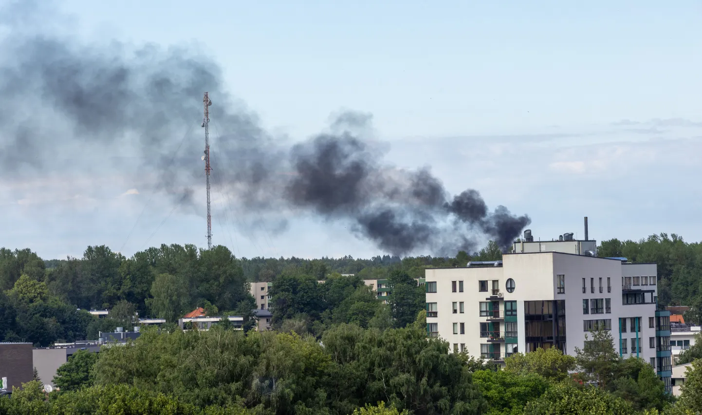 Jaanilaupäeva õhtul süüdatud lõkke suitsu oli näha kaugele üle linna.