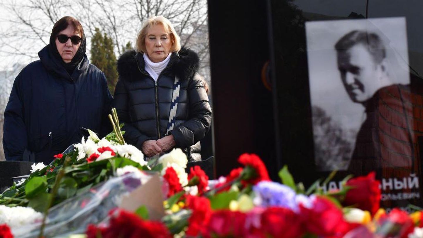 Матери Алексея и Юлии Навальных на похоронах 1 марта на Борисовском кладбище в Москве