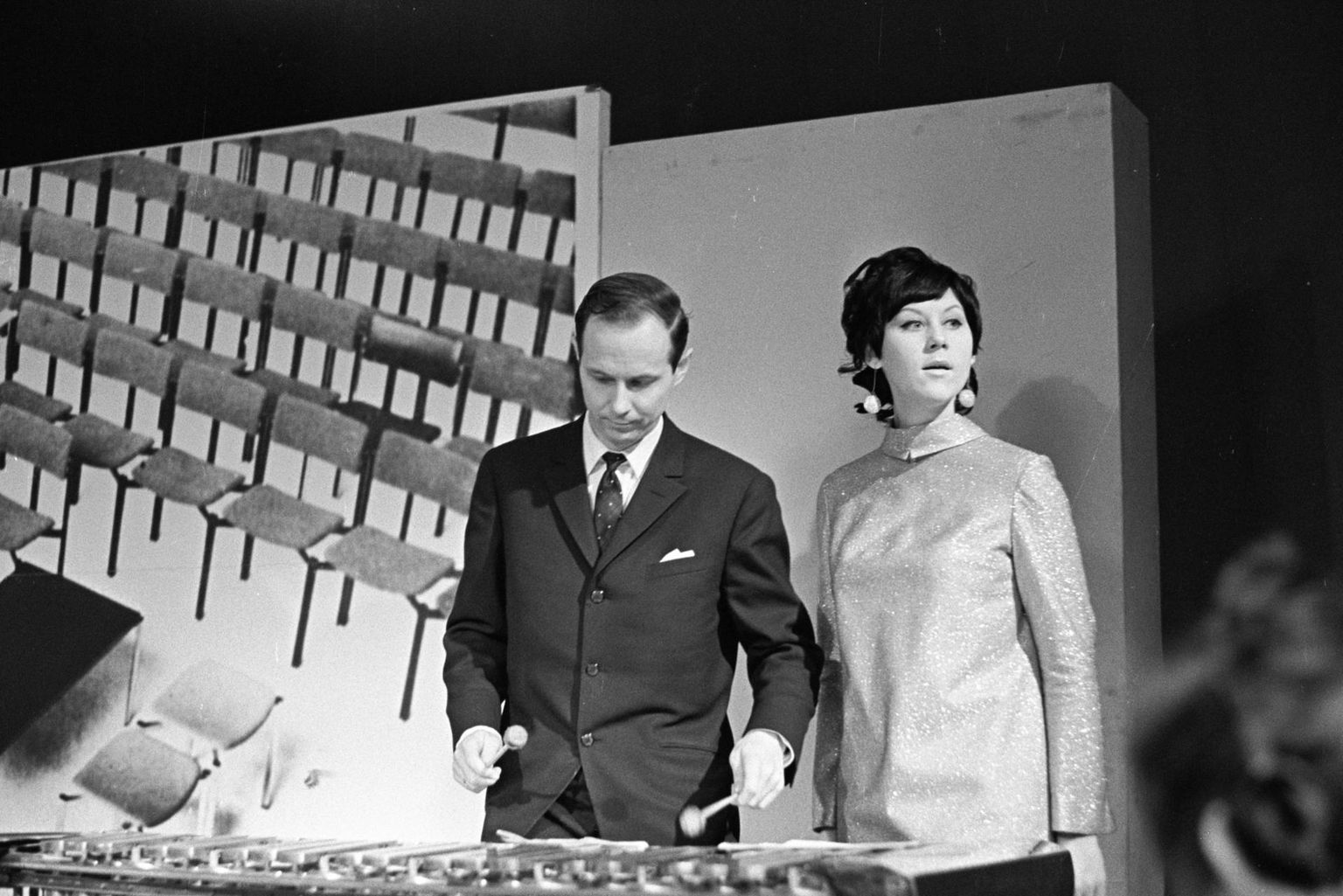 Duettide meister Kalju Terasmaa koos Heidy Tammega populaarses telesaates «Horoskoop» 1969.