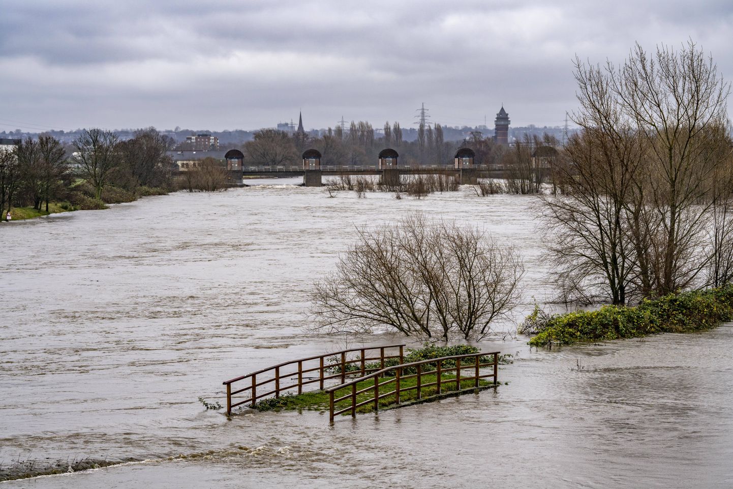Недалеко от города Мюльхайм-ан-дер-Рур на западе Германии река Рур уже вышла из берегов, и наводнения ожидаются в нескольких районах страны.