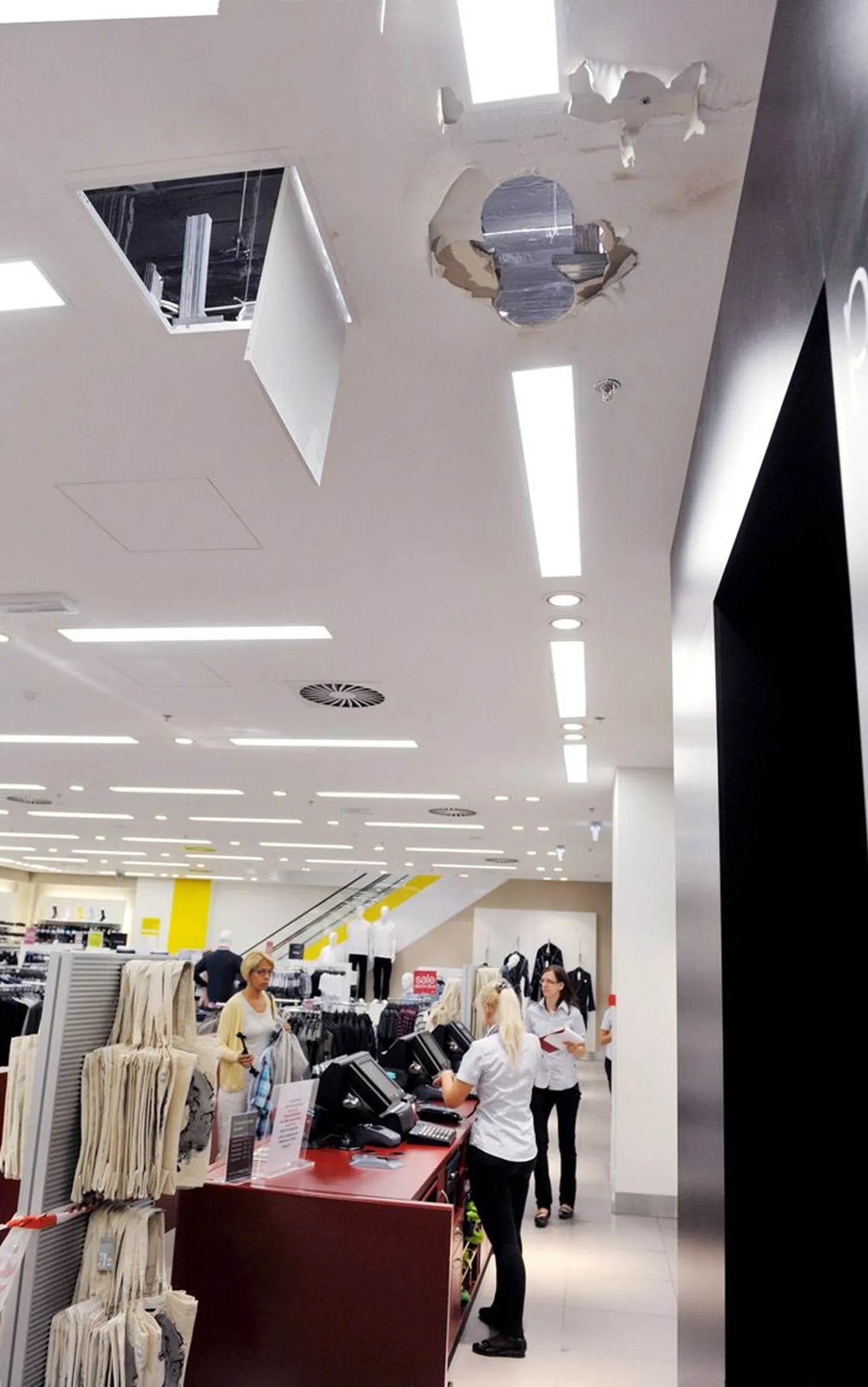 В недавно открывшемся в центре Kristiine магазине Marks & Spencer обрушилась часть потолока.