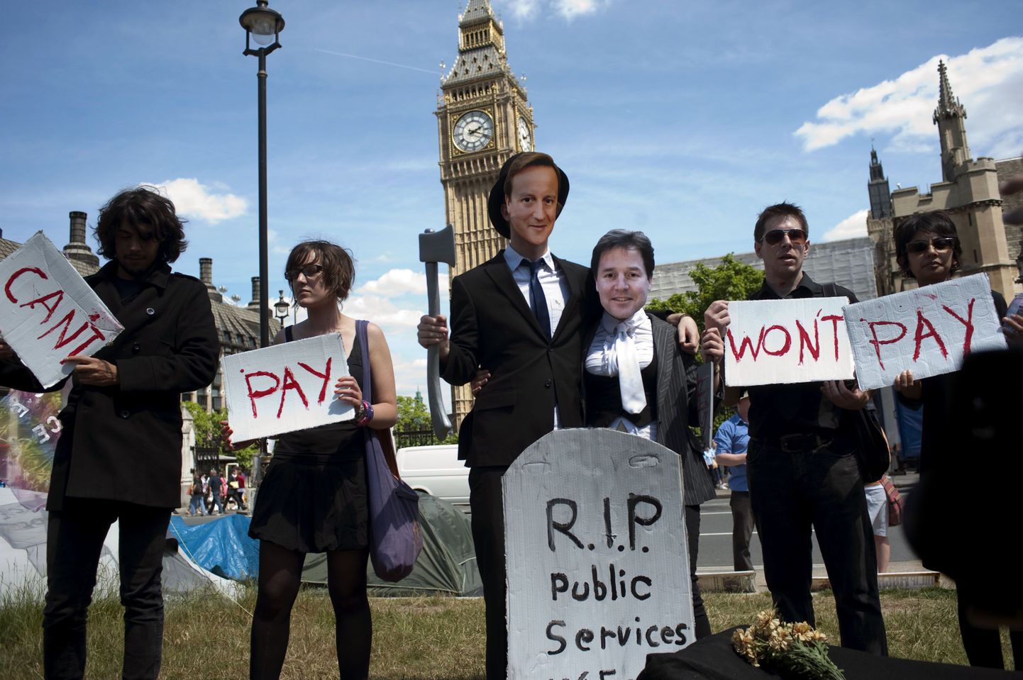 Rühmitus Can't Pay, Won't Pay avaldas teisipäeval Londonis valitsuse eelarvekärbete vastu meelt kabineti juhtfiguuride näomaske kandes.