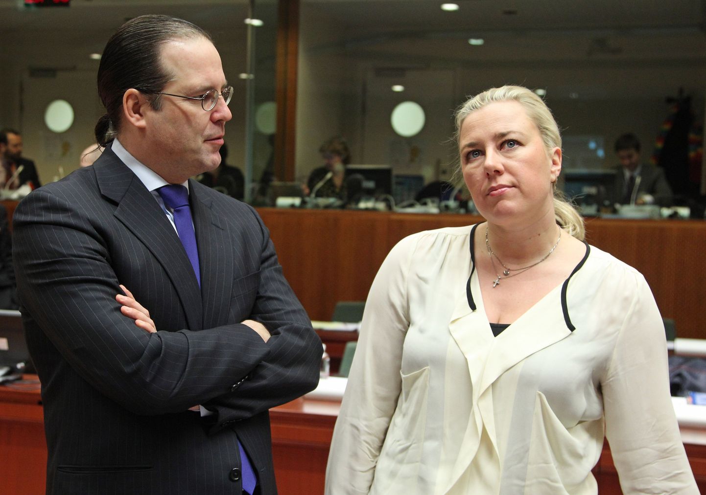 Rootsi rahandusminister Anders Borg (vasakul) ja Soome rahandusminister Jutta Urpilainen vestlemas.