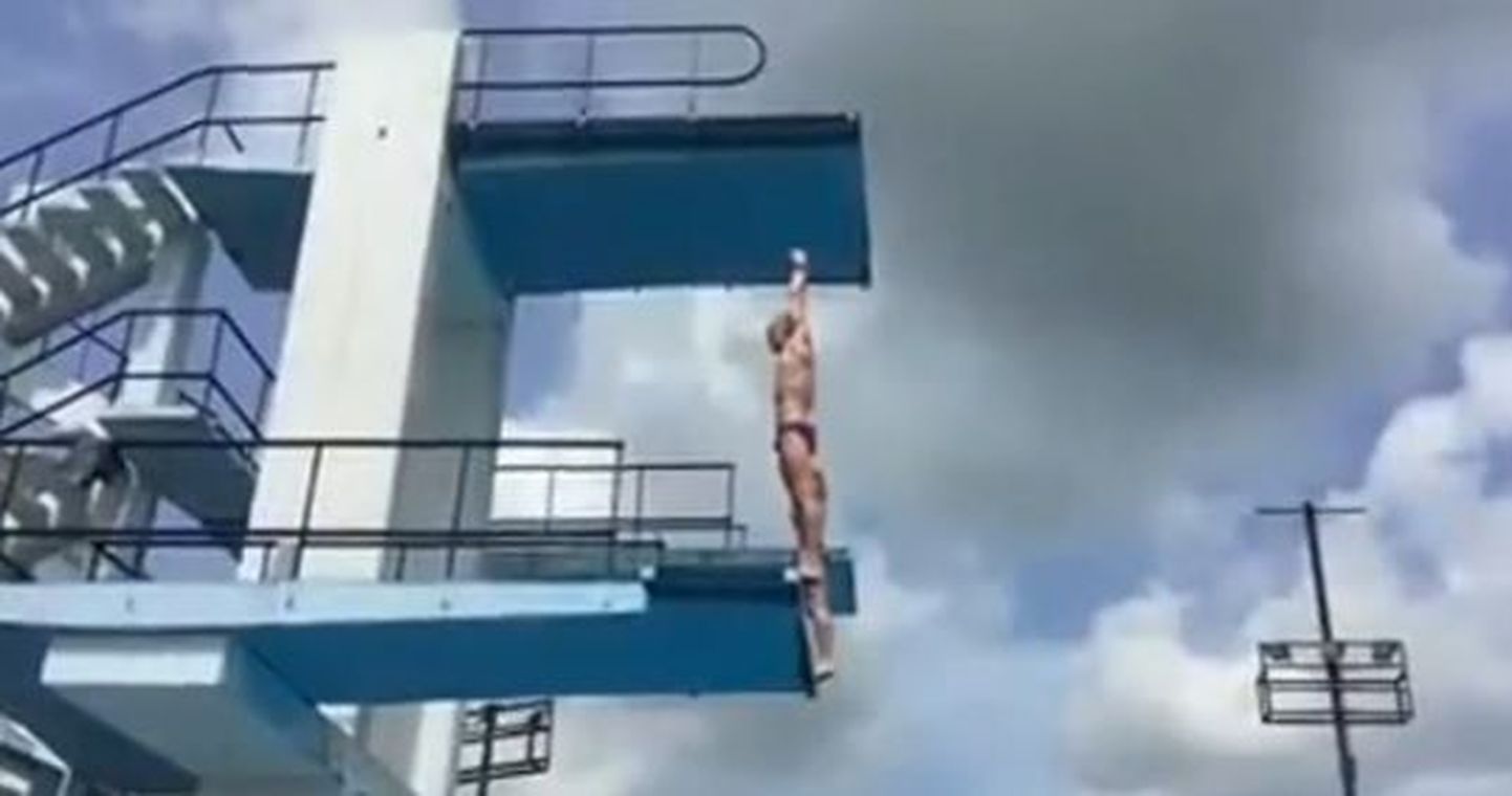 Под российским прыгуном в воду сломалась вышка.