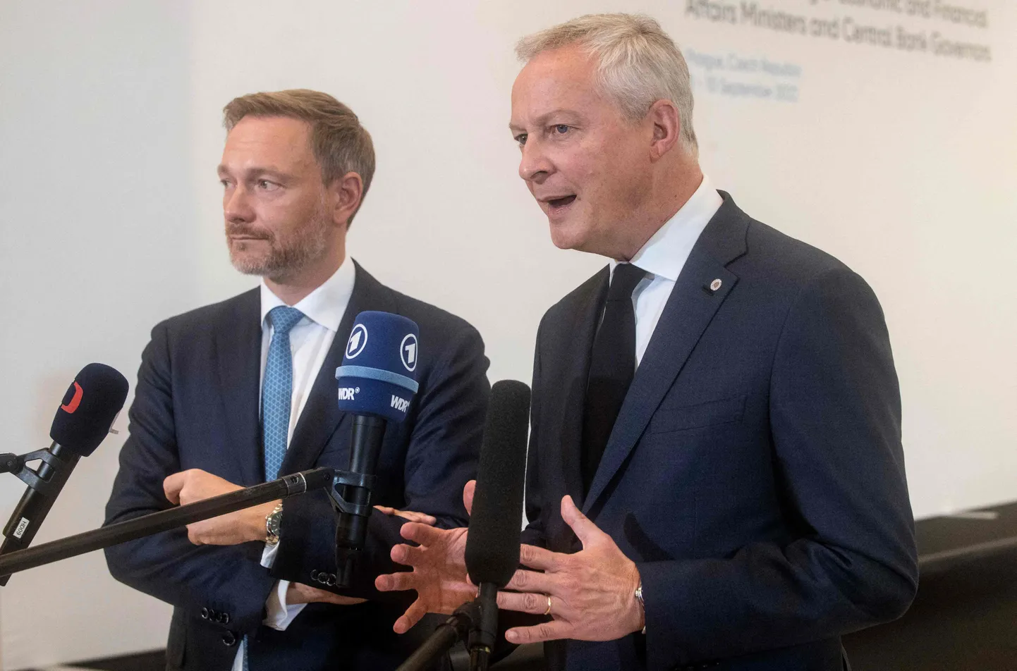 Prantsuse rahandusminister Bruno Le Maire (paremal) 9. septembril 2022 pressile esinemas. Kõrval viibib sakslasest ametivend Christian Lindner.