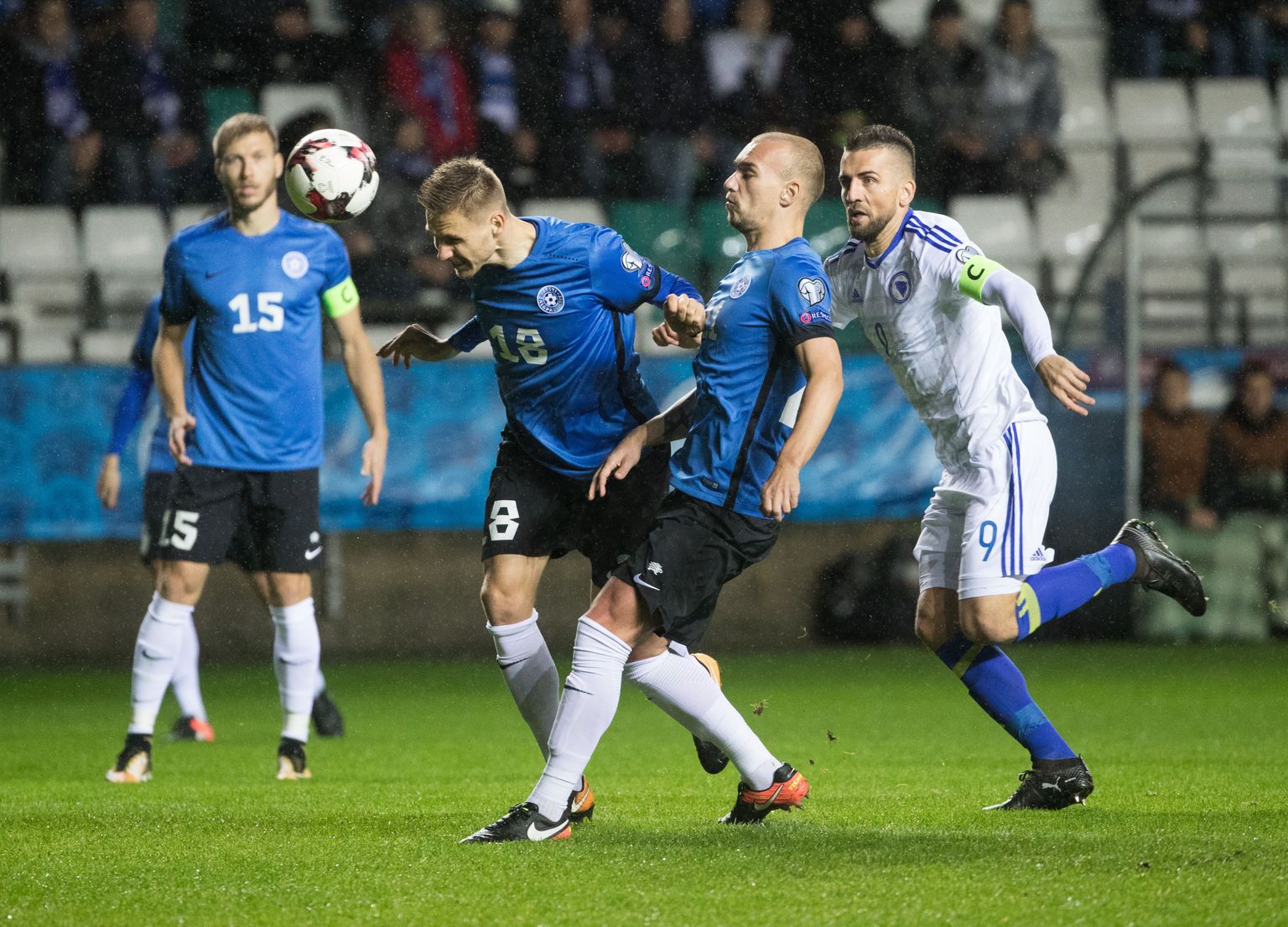 Jalgpalli mängides on Eesti põhiline relv paratamatult nutikas ja tulemusele orienteeritud ning tarbetuid dogmasid eirav mõtlemine, sest mängijate valiku või tehniliste oskuste poolest on meil Euroopas keeruline esirinda tõusta.