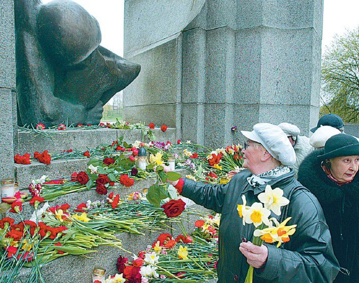 Люди, которые помнят и чтут советских солдат, ежегодно 9 Мая возлагают цветы к монументу в Раади.