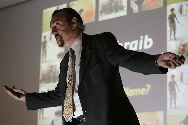 Philip Zimbardo pidamas loengut Abu Ghraibi vanglast.
