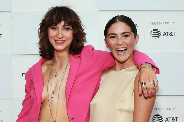 Filmirežissöör Lauren Hadaway koos Isabelle Fuhrmaniga, kellel on roll naise filmis «The Novice».