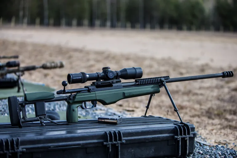 338 Lapua Mag ehk 8.6×70 mm kaliibriga Sako TRG, mille küljes on Schmidt & Benderi 3-20x50 optika. Kõikidel relvadel sama sihiku kasutamine võimaldab kolleegidega sihtmärgi kohta infot jagada.