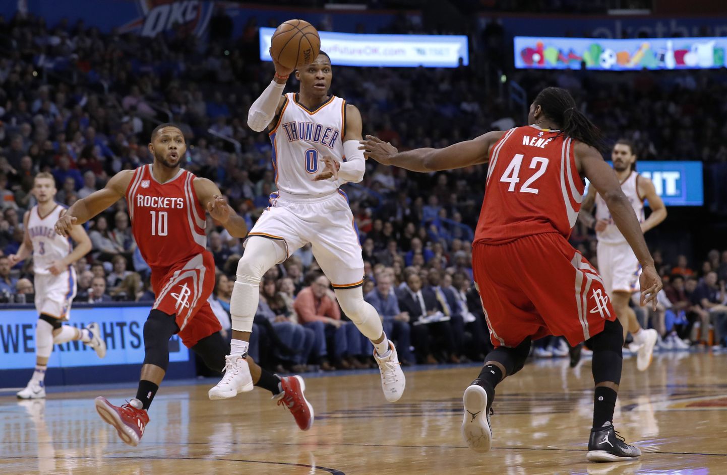 Oklahoma City Thunder tagamees Russell Westbrook (palliga) hiilgab NBAs õhtust õhtusse.