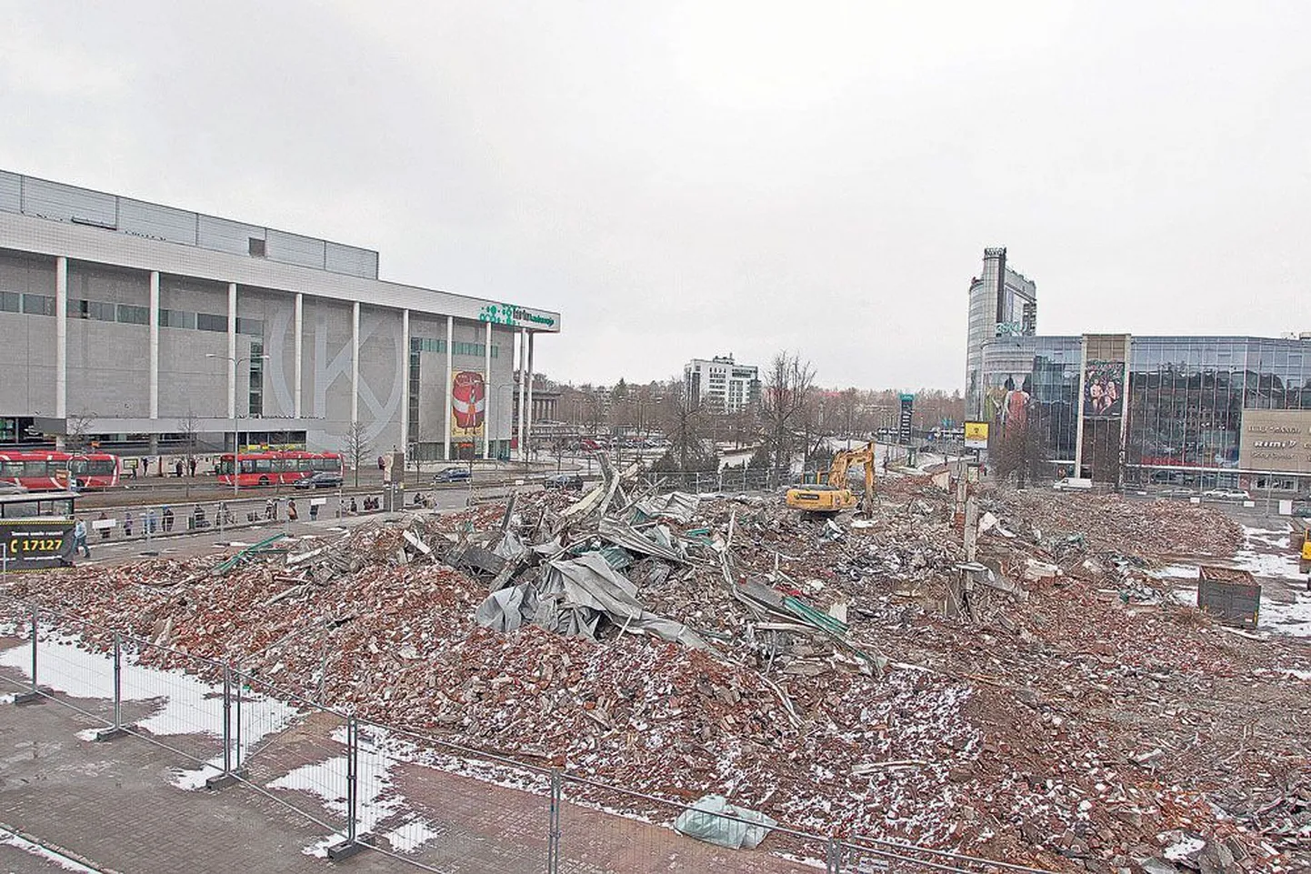 Kuue aastaga ehitatud vana kaubamaja ja selle juurdeehitise lammutamist alustas Purustaja OÜ jaanuari lõpus. Kõigepealt tehti hooned seest tühjaks ning veebruari viimasel päeval hakkasid suured lammutusmasinad seinu maha võtma. Eile keskpäevaks oli vanast kaubamajast ja selle kõrvalhoonest saanud rusuväli, mis ootab sorteerimist.