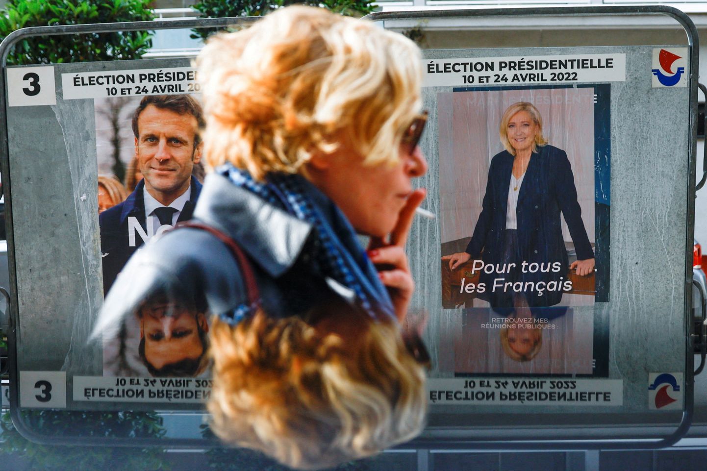 Naine möödumas Prantsuse presidendikandidaatide valimisplakatitest.