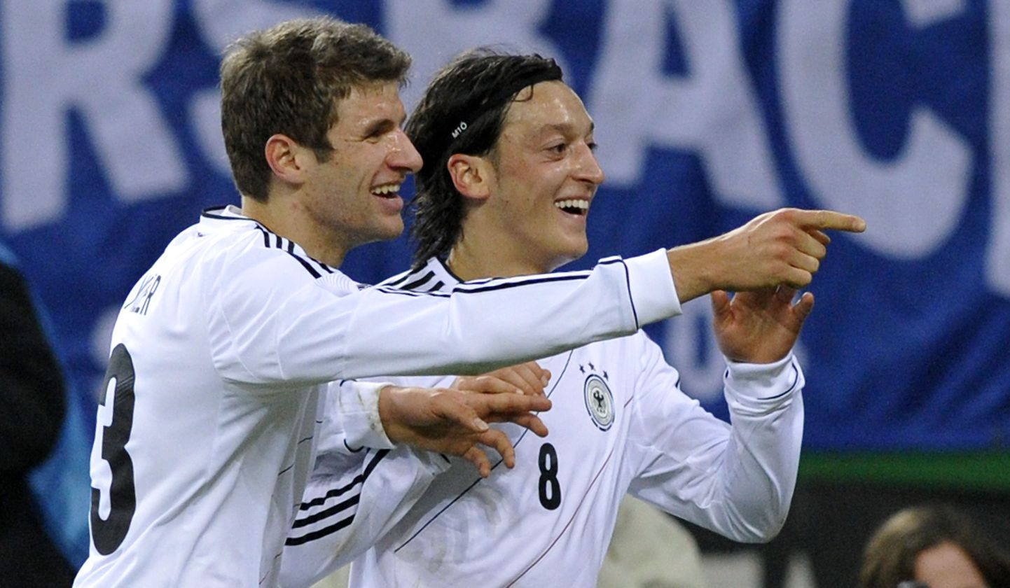 Thomas Müller (vasakul) ja Mesut Özil.