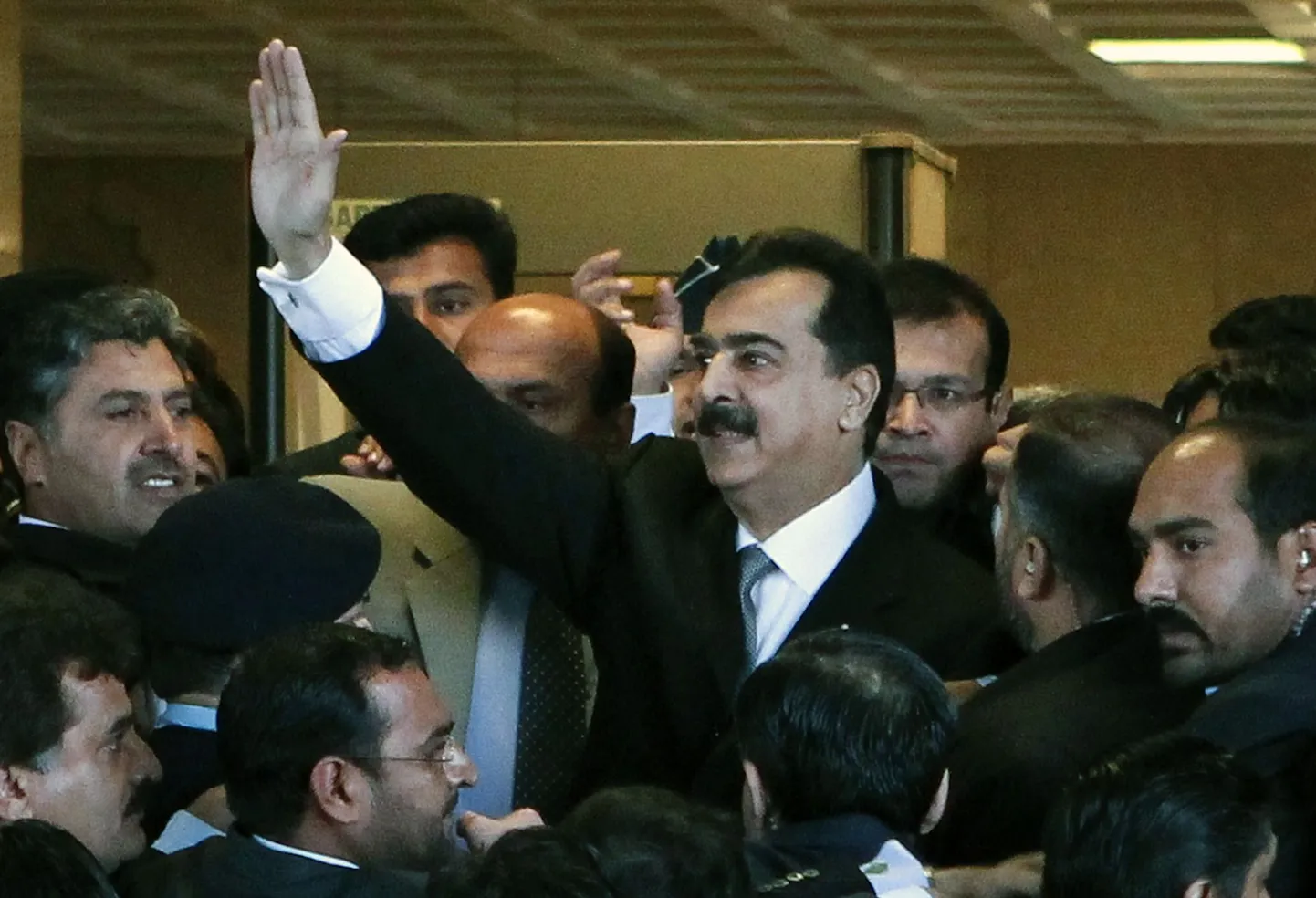 Pakistani peaminister Yusuf Raza Gilani (keskel).