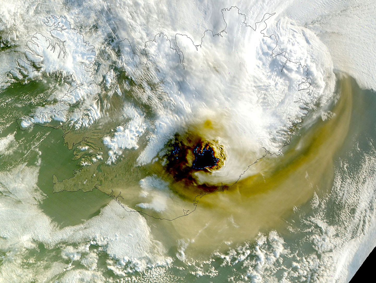 Дым от исландского вулкана Гримсвотн. Спутниковый снимок NASA.
