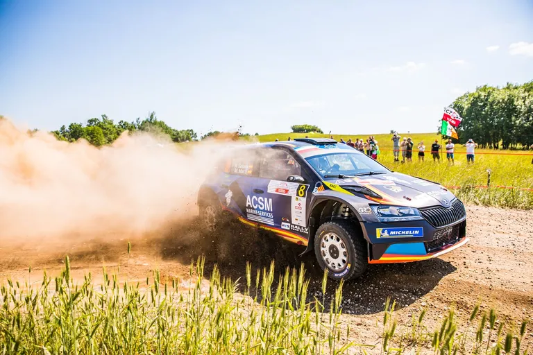 Rallija auto sacīkšu trasē
