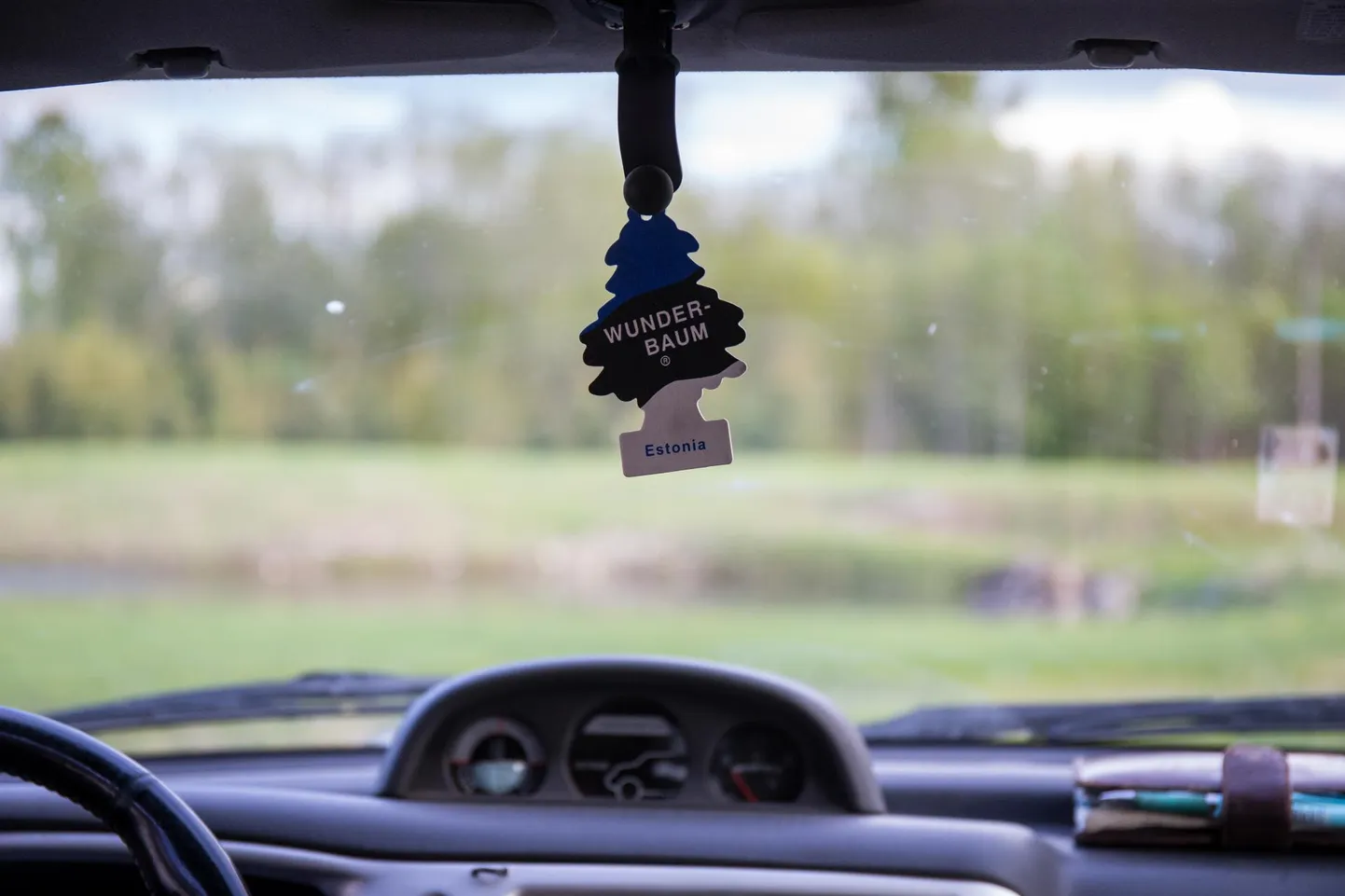 Lõhnakuusk autos ei jäta kedagi ükskõikseks ja tekitab vastuolulisi tundeid.
