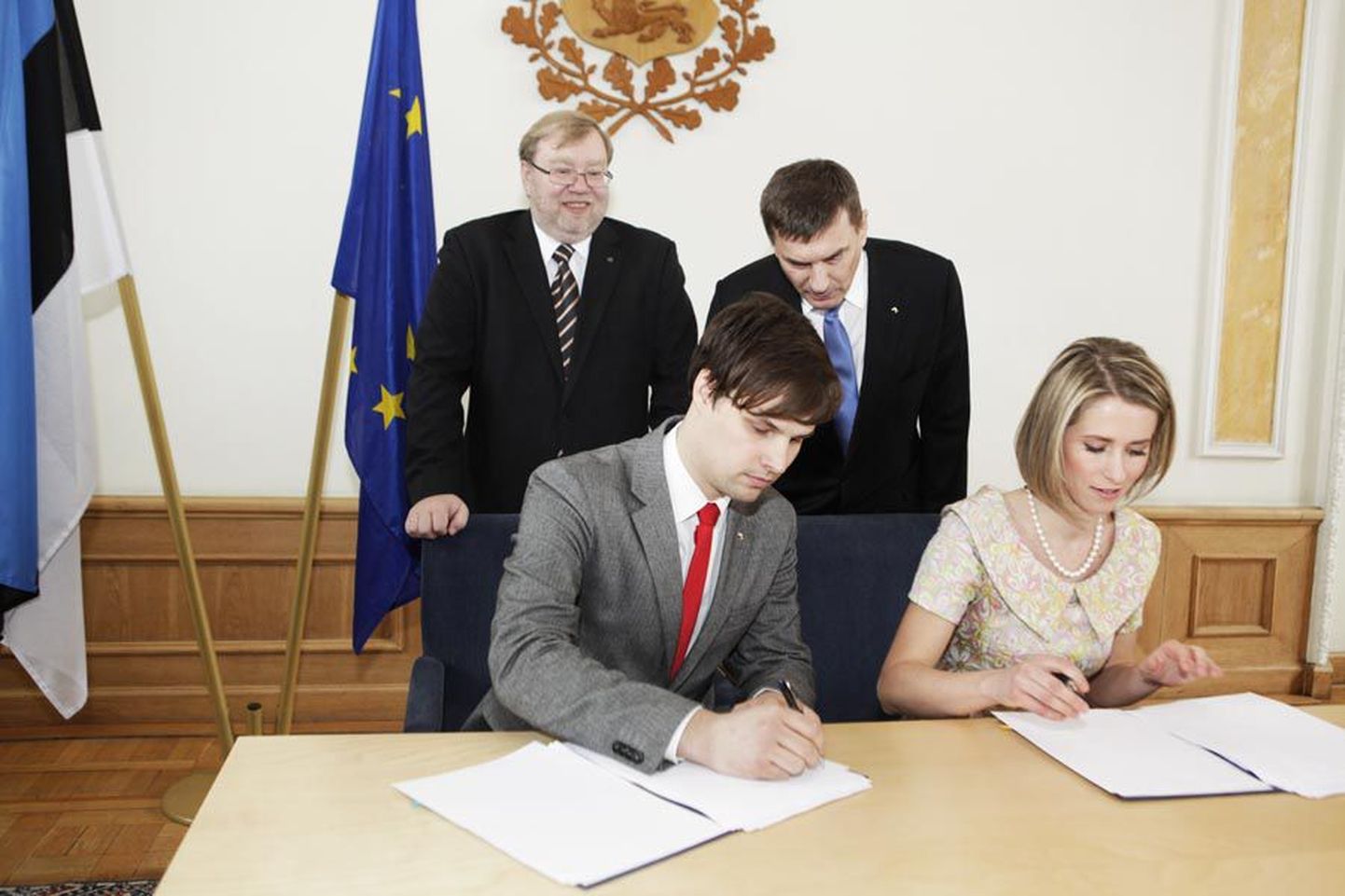 Pildil annavad koalitsioonileppele allkirja reformierakondlased Kalle Palling ja Kaja Kallas.