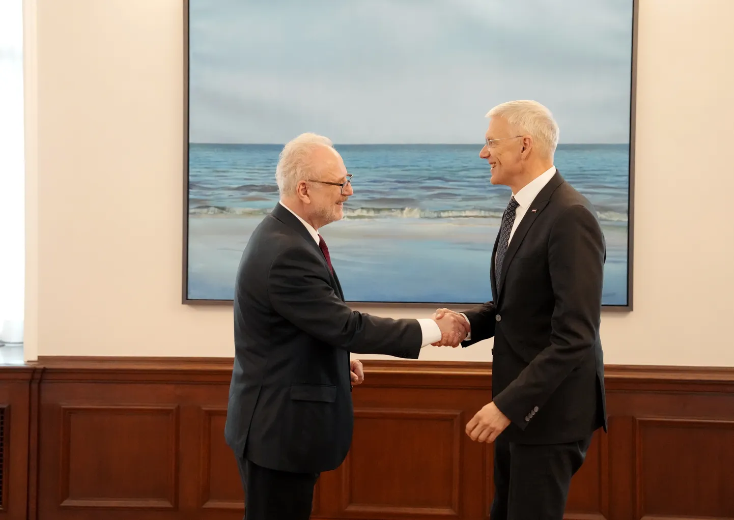 Valsts prezidents Egils Levits (no kreisās) un Ministru prezidents Krišjānis Kariņš tikšanās laikā Rīgas pilī.