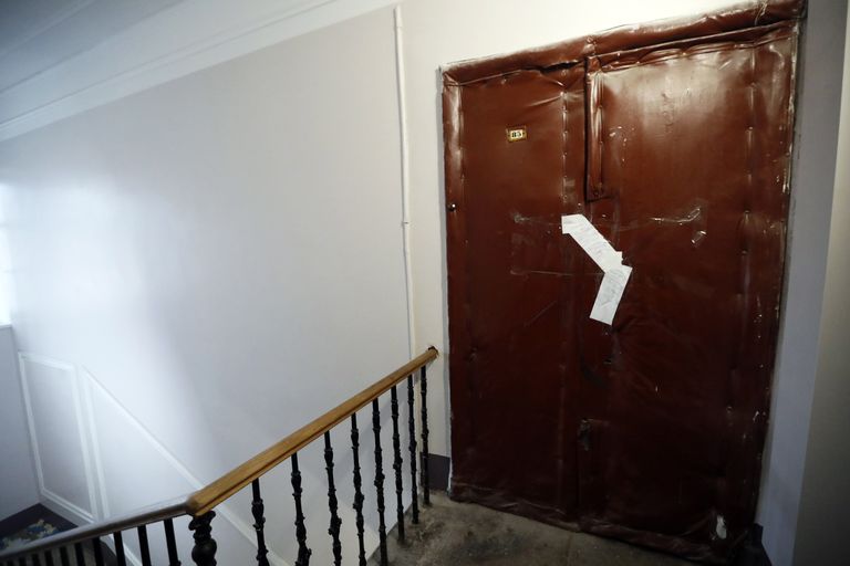 Oleg Sokolovi korteri uks Peterburis Moika kaldapealsel asuvas majas. Politsei pitseeris ukse kinni, kuna tegemist on mõrvapaigaga