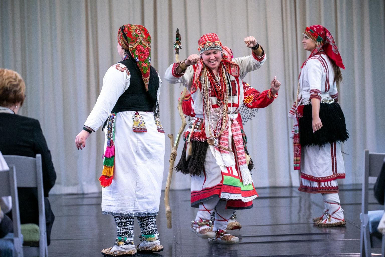 Rakvere eragümnaasiumis andis kaasakiskuva hõimukontserdi ersa folklooriansambel Merema.