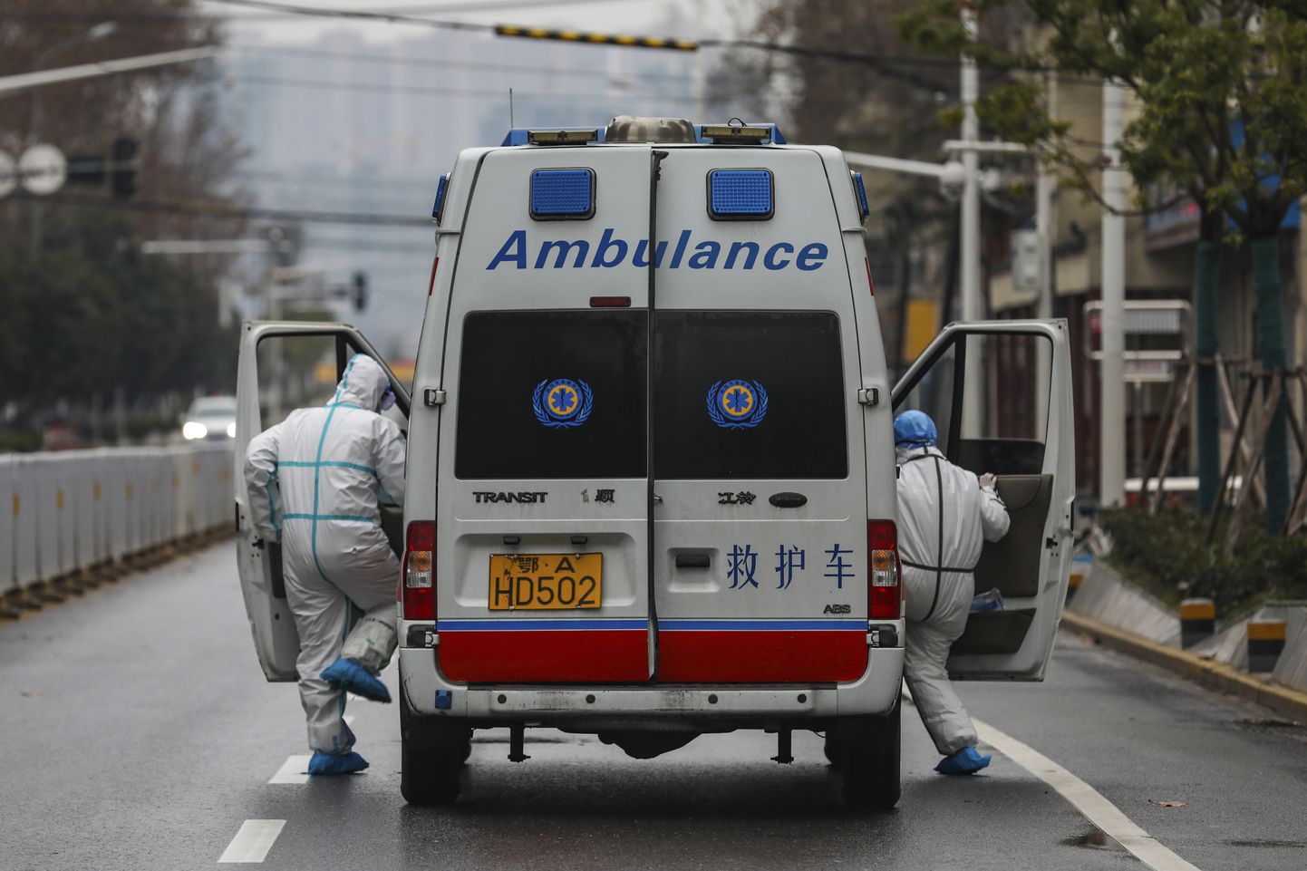 Kiirabitöötajad Wuhanis.
