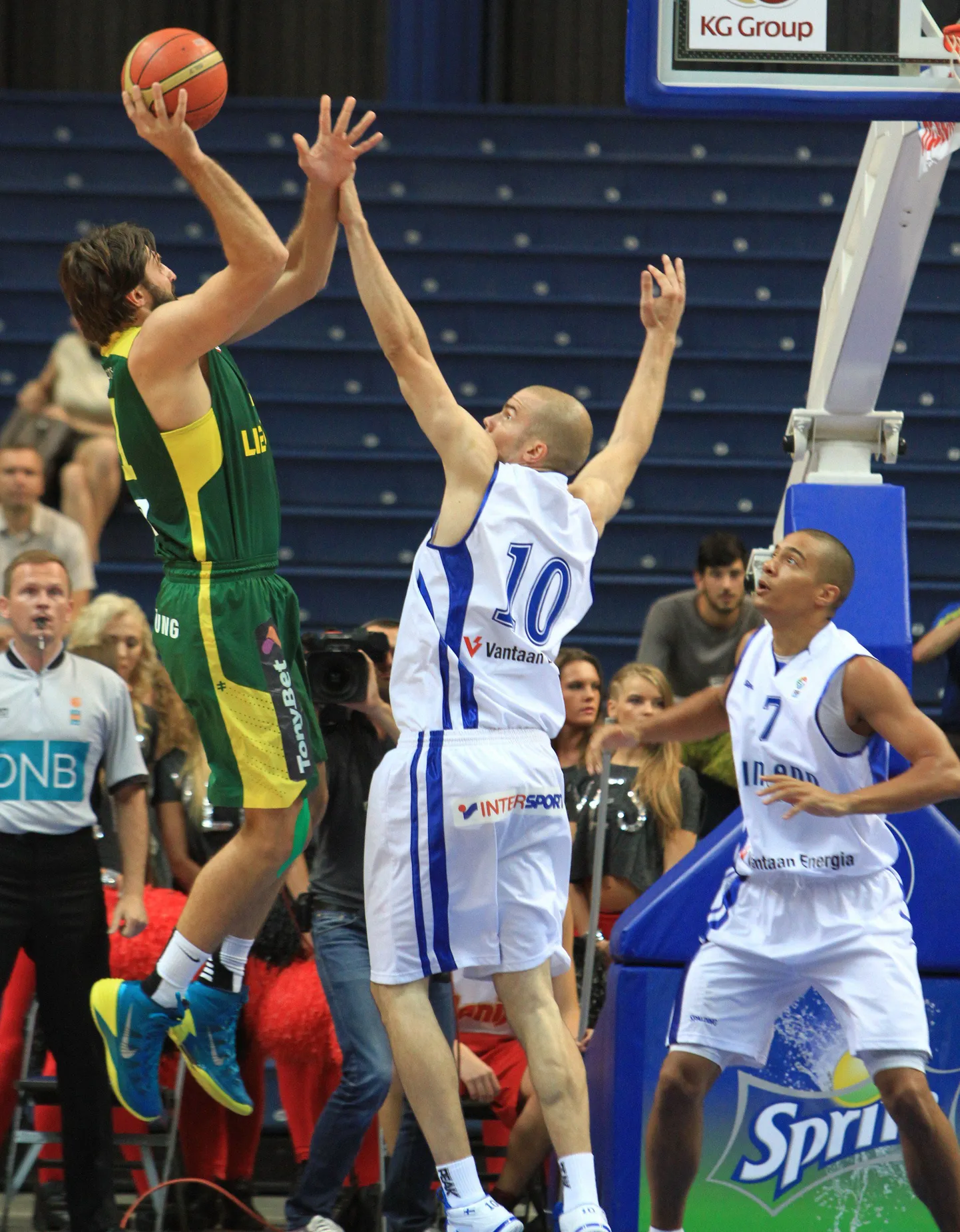 Linas Kleiza (palliga) kohtumises Soome vastu.