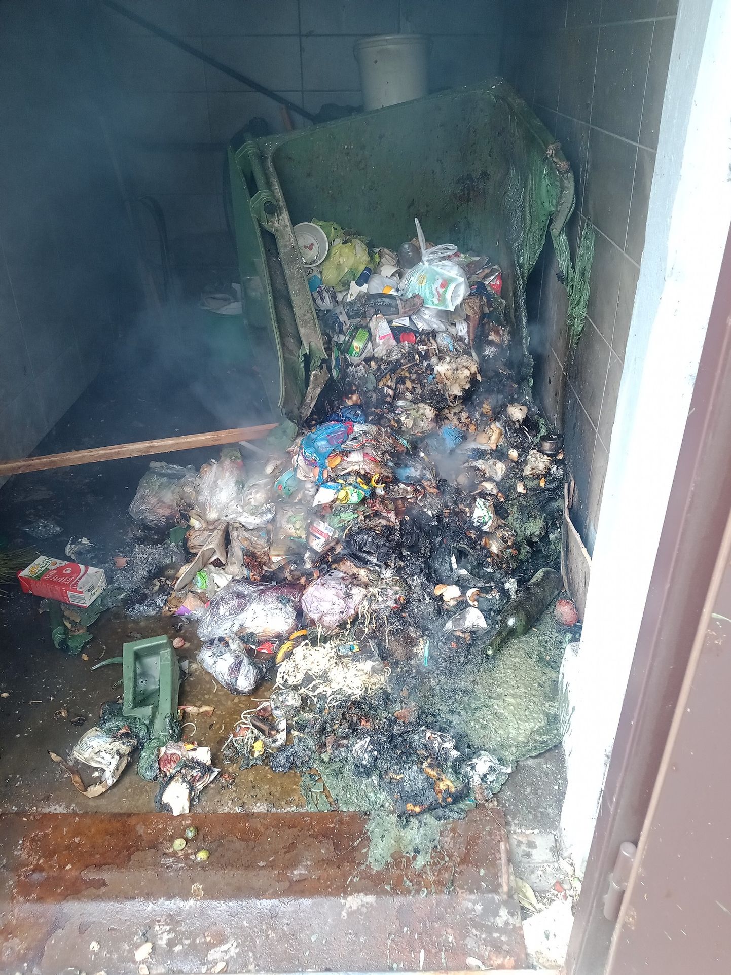 Брошенный окурок мог стать причиной возгорания в мусоропроводе одного из многоквартирных домов Нарвы.