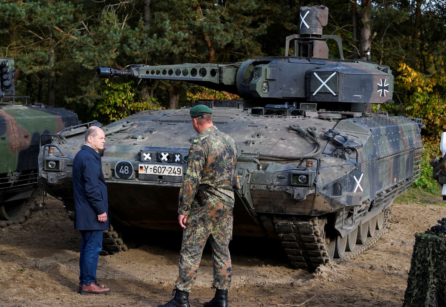 Saksa kantsler Olaf Scholz Puma lahingumasina juures.