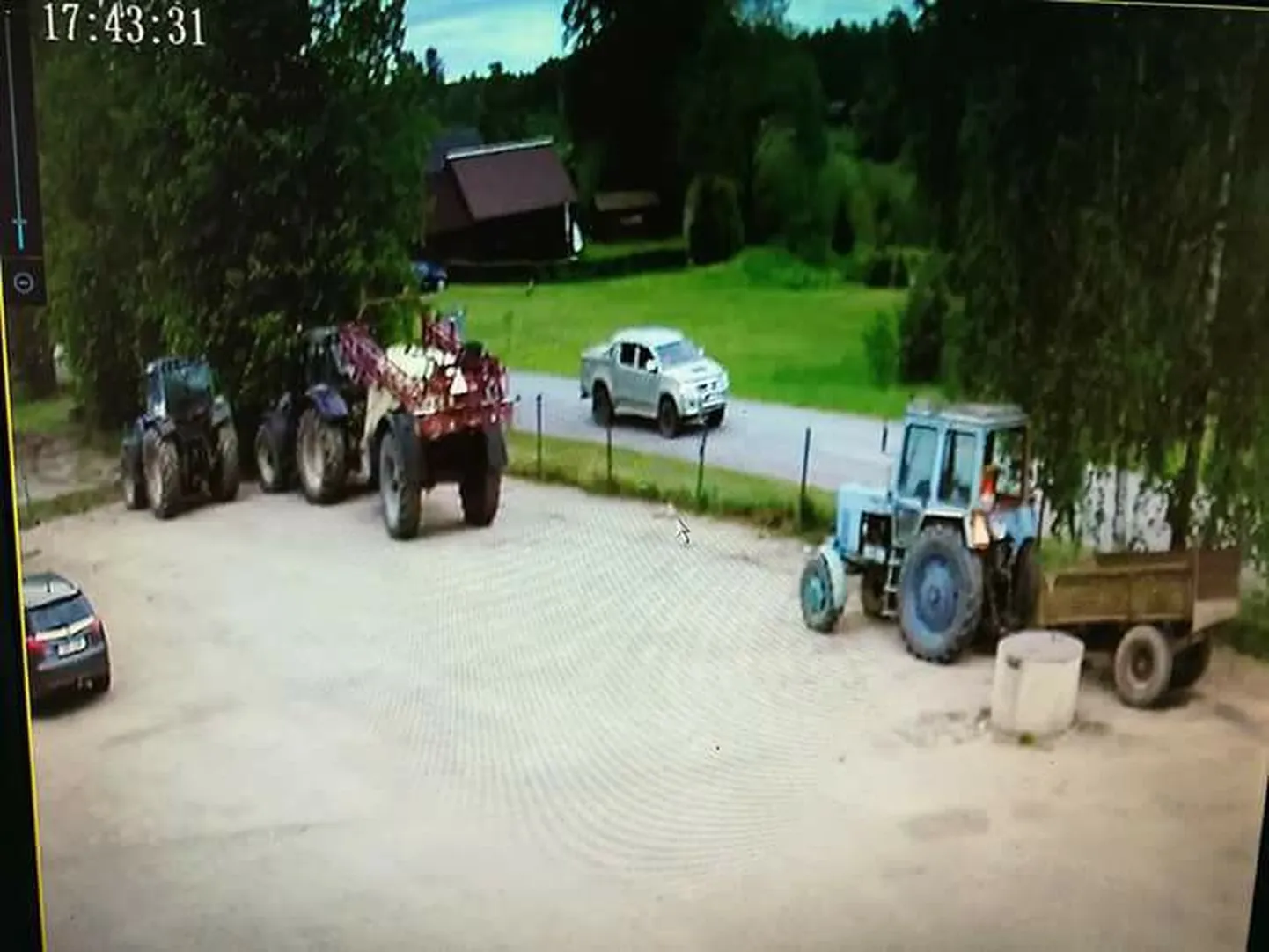 Ajal, mil Haameri talu kahe traktori aknaklaasidesse kuuliaugud tekkisid, möödus aiast Toyota marki maastur.