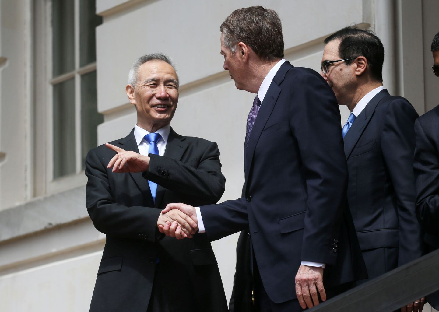 Hiina asepeaminister Liu He (vasakul) jätmas 10. mail kaubanduskõneluste vooru järel hüvasti USA kaubandusesindaja Robert Lighthizeri (keskel) ja rahandusminister Steven Mnuchiniga (paremal).