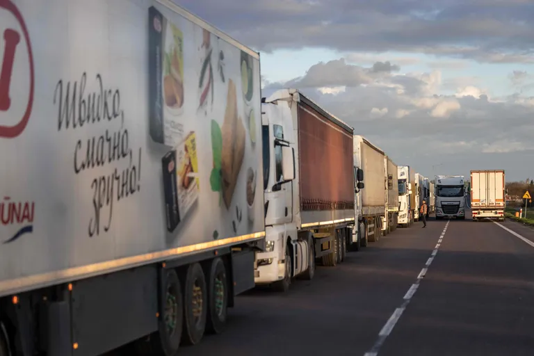 Veoautod seisavad kiirteel järjekorras, sest Poola transpordifirma omanikud blokeerivad oma sõidukitega juurdepääsu Poola-Ukraina piiripunktile Dorohuskis.