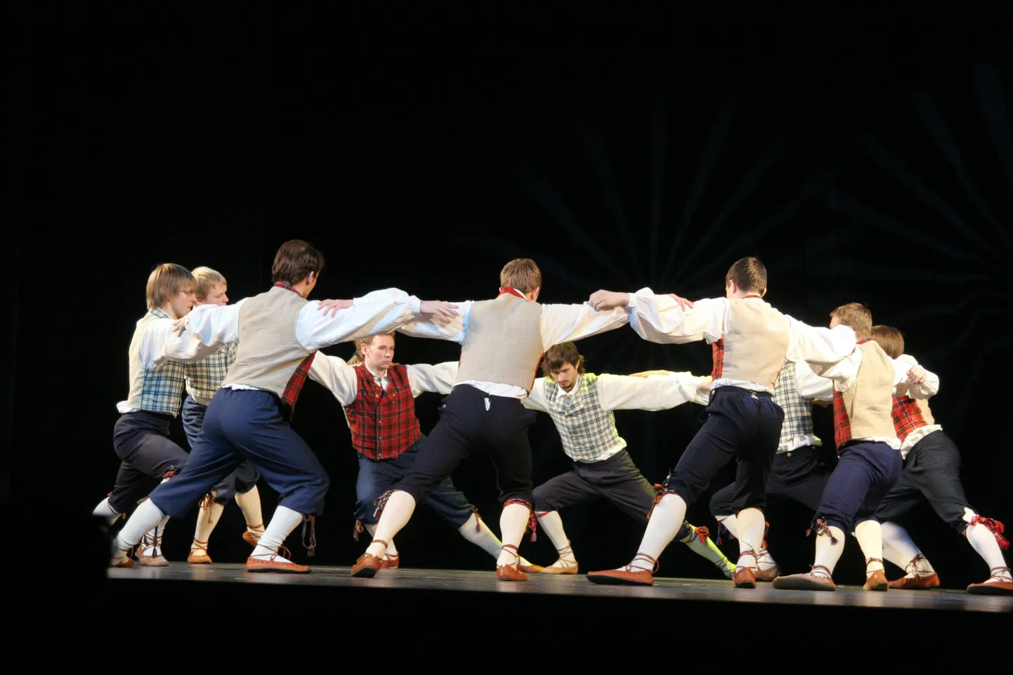 Tantsivad mehed. Foto on illustratiivne.