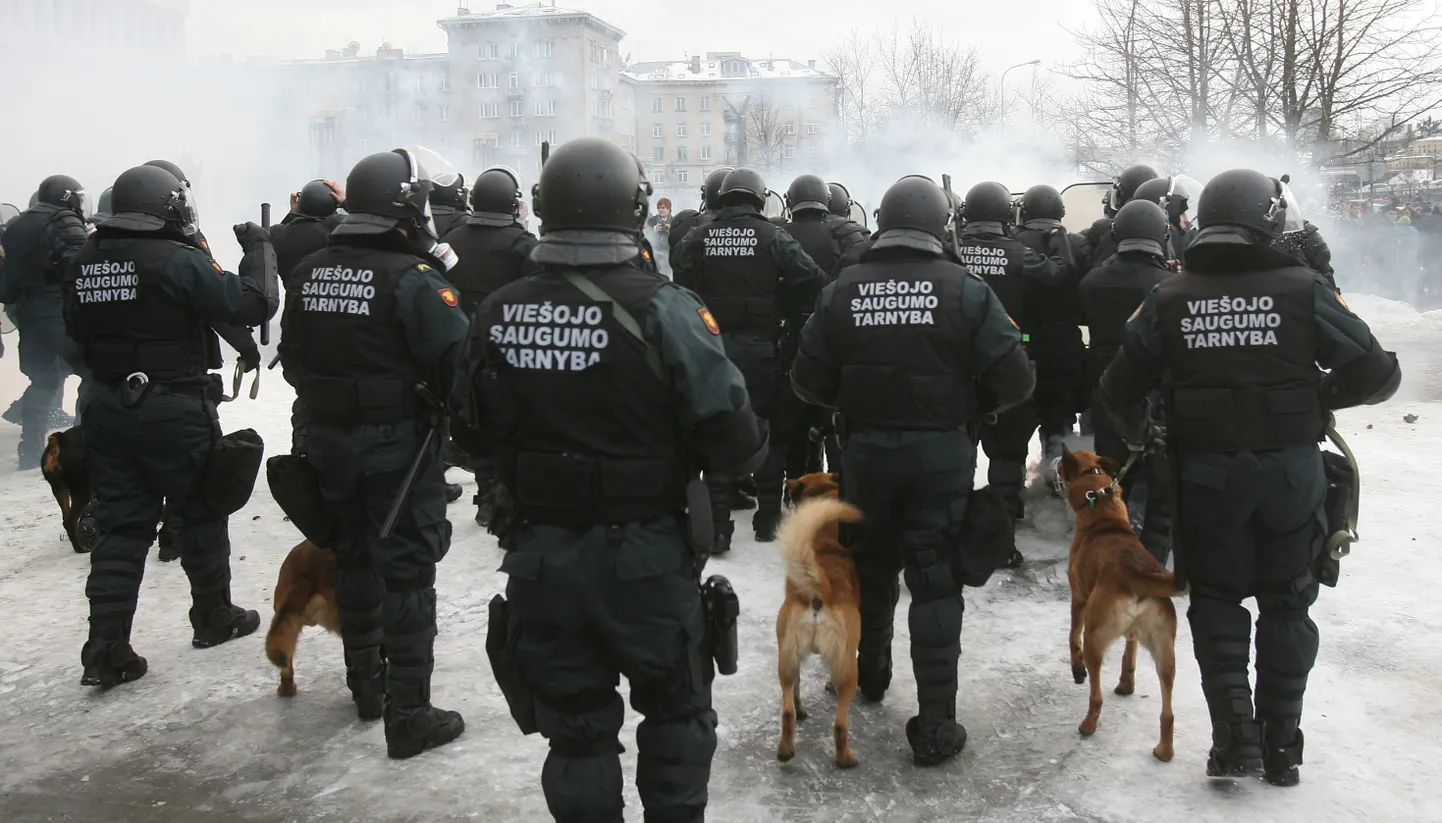 Julgeolekujõud 16. jaanuaril toimunud massimeeleavalduse ajal.