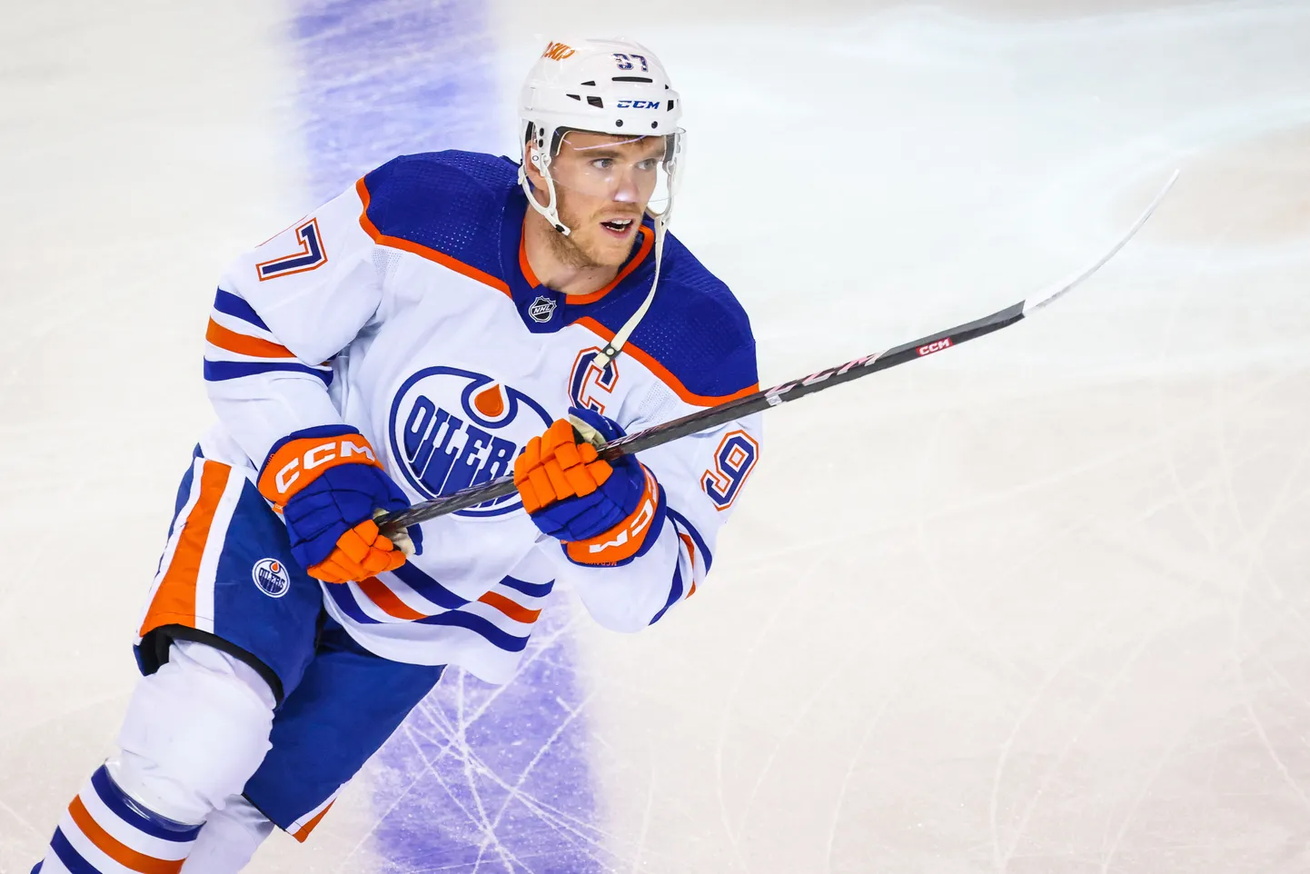 NHL zvaigzne Konors Makdeivids