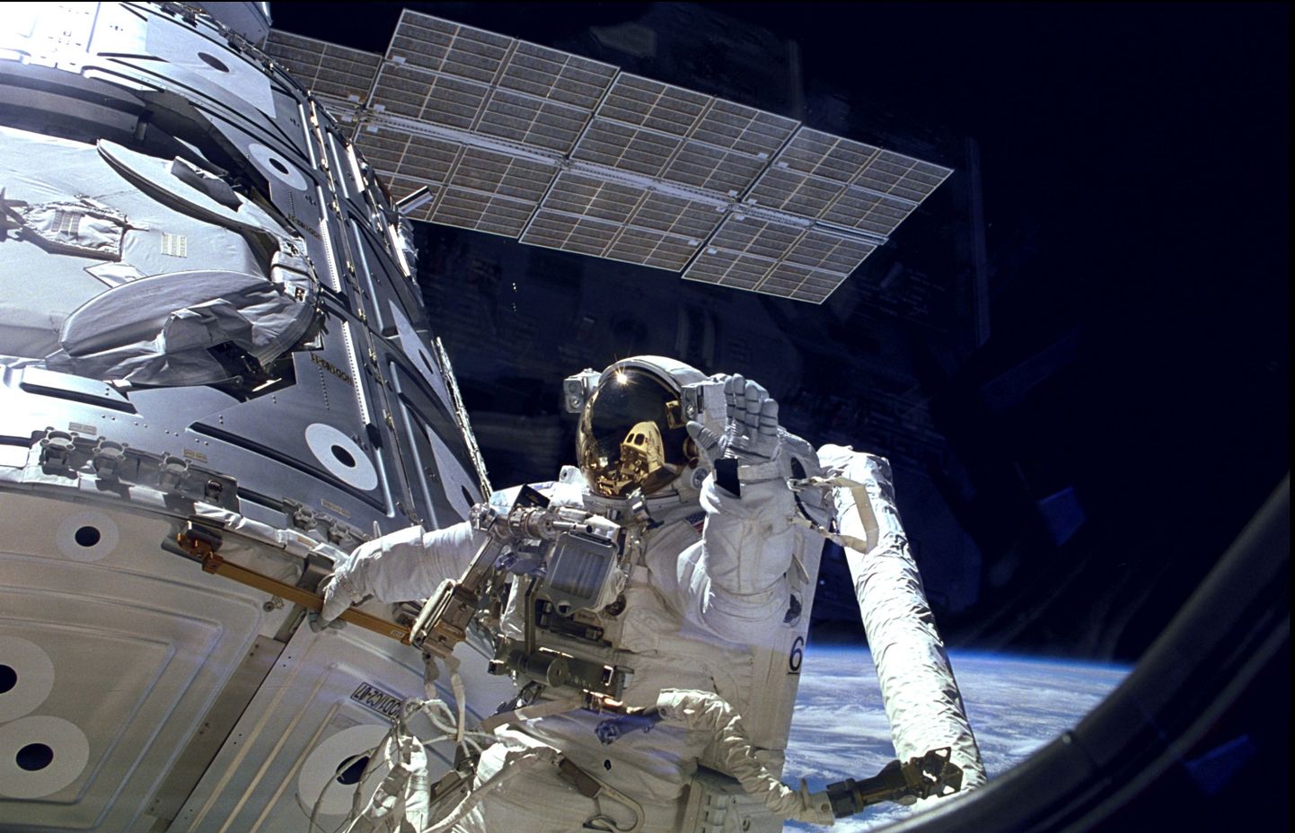 Astronaut James H. Newman käis kososejaamast väljas 20. novembril.