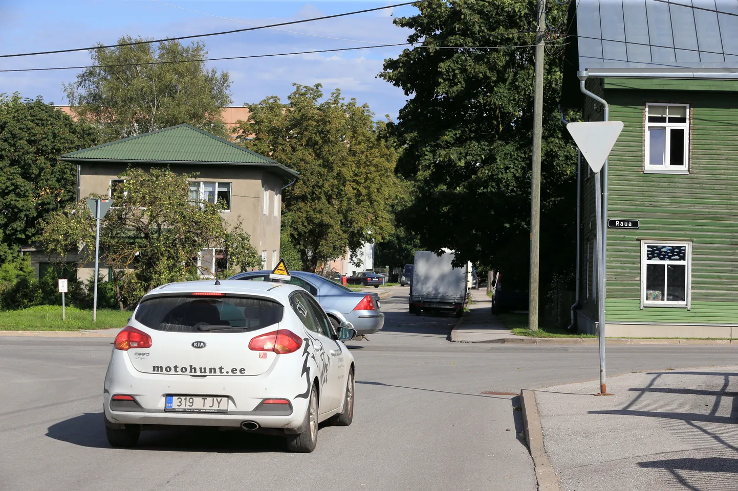 Liiklusmärk Tartus Vaba ja Raua tänava ristmikul tekitab nõutust teistegi autokoolide õpilaste seas.