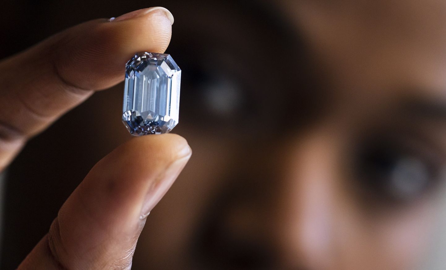 Modell Stephany Martins näitamas De Beers Cullinan Blue teemanti, mille eest maksti 57,5 miljonit dollarit (54,6 miljonit eurot)